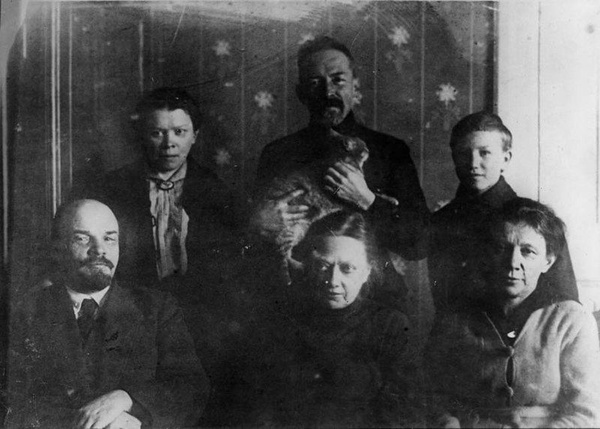 Lenin z rodziną, Kreml 1920. Siedzą: Lenin, żona Nadieżda, siostra Anna. Stoją: siostra Maria, brat Dymitr (z kotem) i Georgij Łozgaczow - adoptowany syn Anny (domena publiczna)