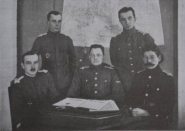 Pierwsze Dowództwo Wojsk Lotniczych w grudniu 1918; w centrum ppłk Hipolit Łossowski (domena publiczna).