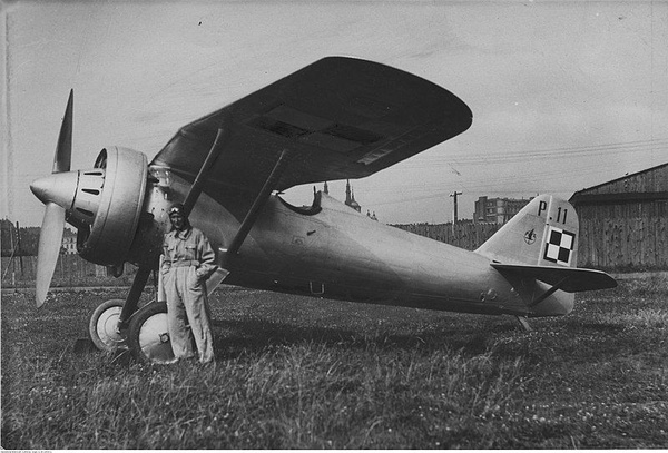 Wizyta polskich lotników w Stanach Zjednoczonych w 1932 r. Płk Jerzy Kossowski przed samolotem PZL P-11 (domena publiczna).