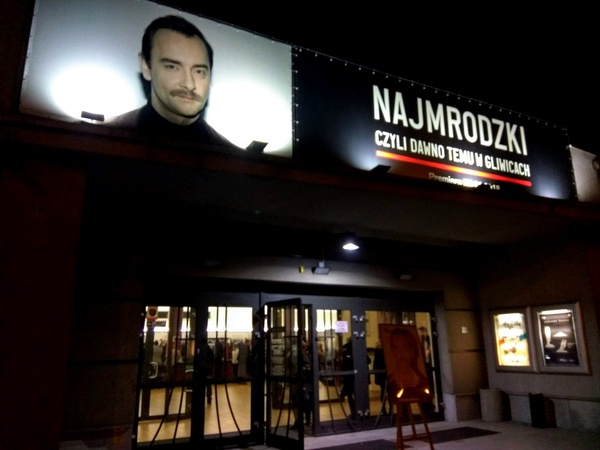 Teatr Miejski w Gliwicach i afisz spektaklu „Najmrodzki, czyli dawno temu w Gliwicach” (fot. M. Mikrut-Majeranek)