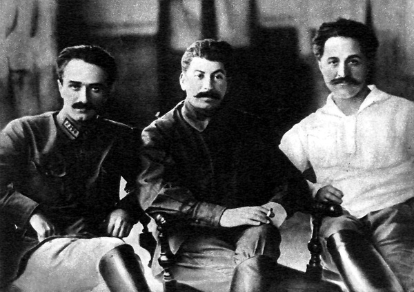 Anastas Mikojan, Stalin i Sergo Ordżonikidze w Tbilisi, 1925 rok (domena publiczna)