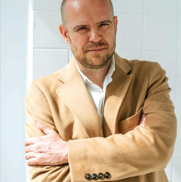 Witold Szabłowski - reporter, pisarz, laureat wielu prestiżowych nagród, m.in. Nagrody Dziennikarskiej Parlamentu Europejskiego, Nagrody im. Beaty Pawlak oraz nagrody Best in the World 2021 w kategorii Food Culture za książkę „Jak nakarmić dyktatora” (fot. z archiwum prywatnego).