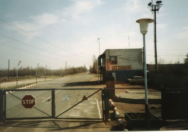 Wjazd do strefy zamkniętej wokół elektrowni (fot. Slawojar, [CC BY-SA 3.0](https://creativecommons.org/licenses/by-sa/3.0/)