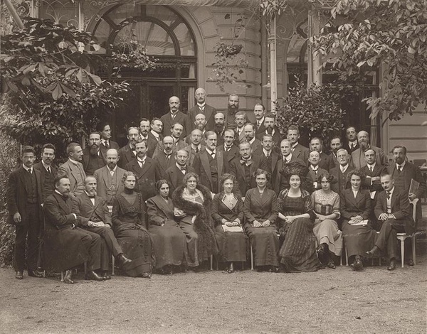 Międzynarodowy Kongres Psychoanalityczny w Weimarze (1911), piąta od lewej w pierwszym rzędzie Lou Andreas-Salomé, jedna z psychoanalityczek pierwszego pokolenia <br>