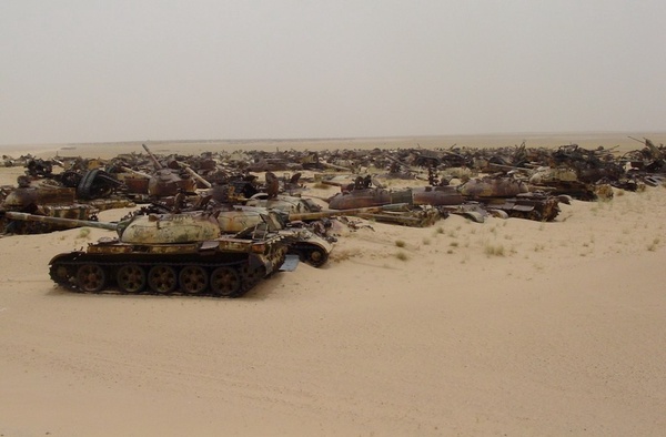 Cmentarzysko zniszczonych irackich czołgów na pustyni, fot. John Out and About