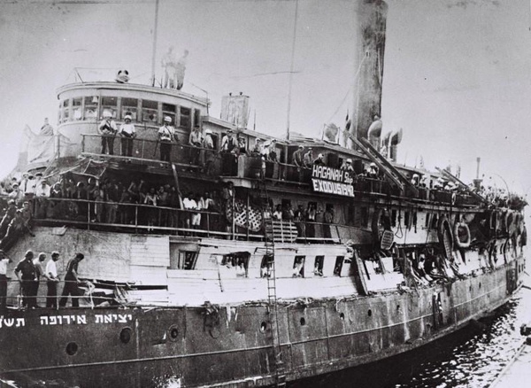 Statek z migrantami żydowskimi dopływający do Palestyny