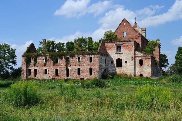 Zniszczony kościół w Kisielinie