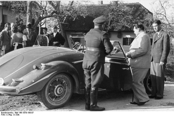 Hermann Göring wsiada do Mercedesa, 1937 rok (Bundesarchiv, Bild 146-1979-169-07 / CC-BY-SA 3.0)